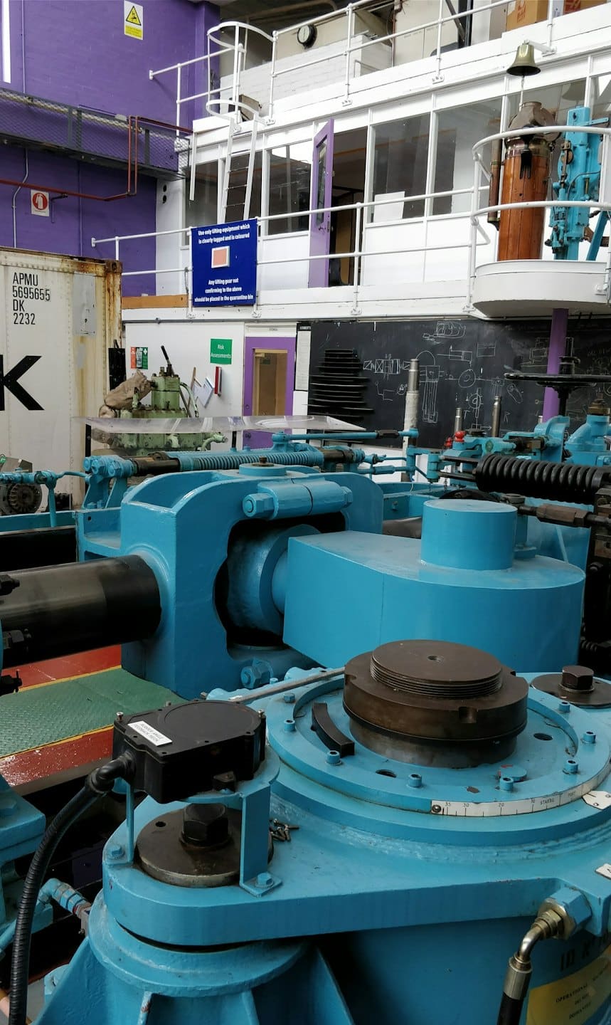 Tung industriell maskinpark i en verkstadsutbildningsanläggning i metall.